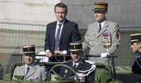 El jefe del Estado Mayor del Ejército francés, Pierre de Villiers y Emmanuel Macron