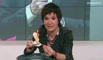 Una periodista de TV3, momento en el que quema un ejemplar de la Constitución española -