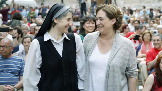 Teresa Forcades y Ada Colau, en un acto de campaña electoral.