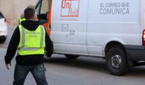 La Guardia Civil registra las instalaciones de la empresa de mensajería privada Unipost en Hospitalet de Llobregat