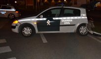 Imagen del estado en el que quedó uno de los coches de la Guardia Civil