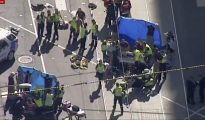 Equipos de emergencias atienden a los heridos en el atropello de Melbourne