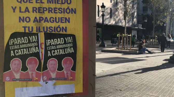 Carteles en Cataluña culpando a Puigdemont y Junqueras de la situación económica.