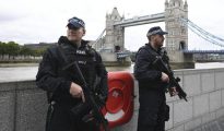 Policías armados junto al Puente de Londres, en una imagen de archivo