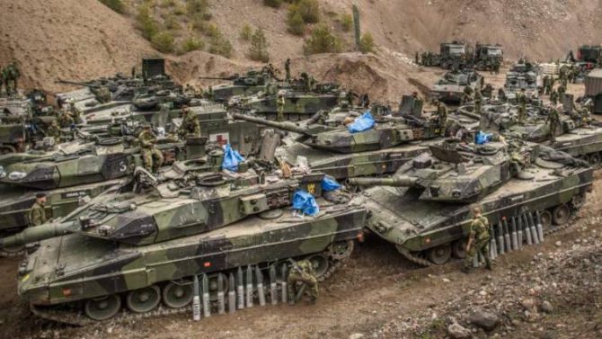 Carros de combate suecos durante unas maniobras. 