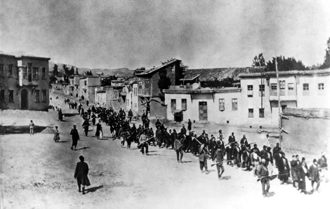 Los regímenes turcos cometieron sus mayores ataques contra los cristianos de Anatolia durante el genocidio de 1914-1923 contra griegos, armenios y asirios (siríacos/caldeos). Lamentablemente, no ha habido una manifestación pública de protesta en Turquía contra la negativa del Gobierno a reconocer este genocidio, en el que al menos tres millones de cristianos fueron asesinados. En la imagen, civiles armenios escoltados por soldados otomanos en Harput, abril de 1915. (Foto: Cruz Roja Americana-Cross/Wikimedia Commons).