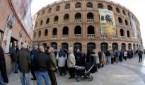 Decenas de personas hacen cola en las taquillas de la plaza de Toros de Valencia para comprar una entrada.