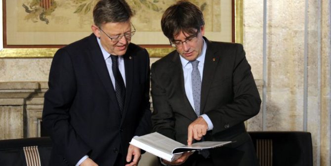 El presidente de la Comunidad Valenciana, Ximo Puig, junto al expresidente de la Generalitat, Carles Puigdemont 