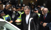 El cardenal George Pell sale del Tribunal de Magistrados de Melbourne