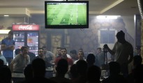 Palestinos ven un partido de fútbol en un bar en Ramallah