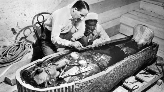 Howard Carter examina la momia de Tutankamon.