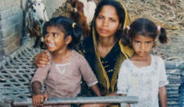 Asia Bibi y dos de sus cinco hijos, antes de ser llevada al 'corredor de la muerte' por "blasfemia" en 2010.