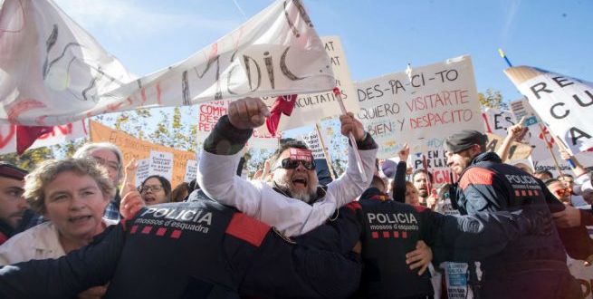 Mossos d'Esquadra tratan de impedir que los médicos de atención primaria que se concentran ante el Parlament.