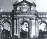 La puerta de Alcalá de Madrid con el retrato de Stalin durante la II República