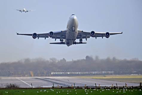 Un avión despega del aeropuerto londinense de Gatwick.