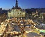 Las luces y adornosnavideños decoran el edificio del ayuntamiento en Lueneburg(Alemania)