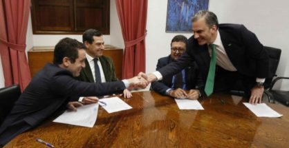 Representantes del PP y de Vox sellan el acuerdo para el cambio de gobierno en Andalucía (Okdiario)