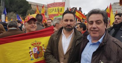 osé María Llanos, com Santiago Abascal, en la manifestación de la plaza de Colón de Madrid en febrero. (Vox)