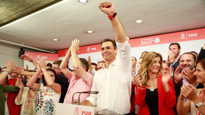 Esta imagen triunfal de Pedro Sánchez podría repetirse la noche del 28 de abril.