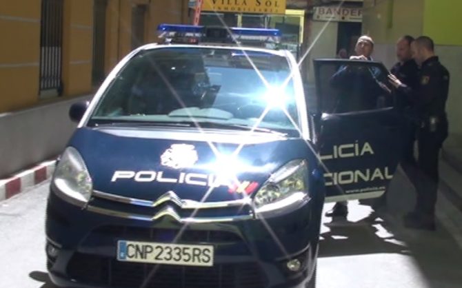 Josele es introducido en el coche policial esposado