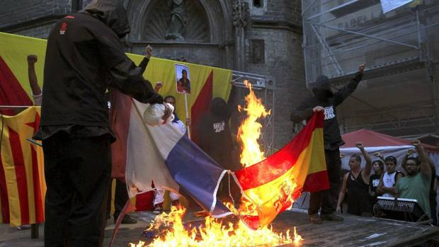 Quema de las banderas española y francesa durante una movilización convocada por la ANC en Cataluña 