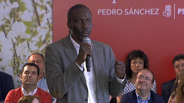 Luc André Diouf, interviene en un acto del PSOE. Detrás, embelesado, Miquel Iceta (Crónicas de Lanzarote)