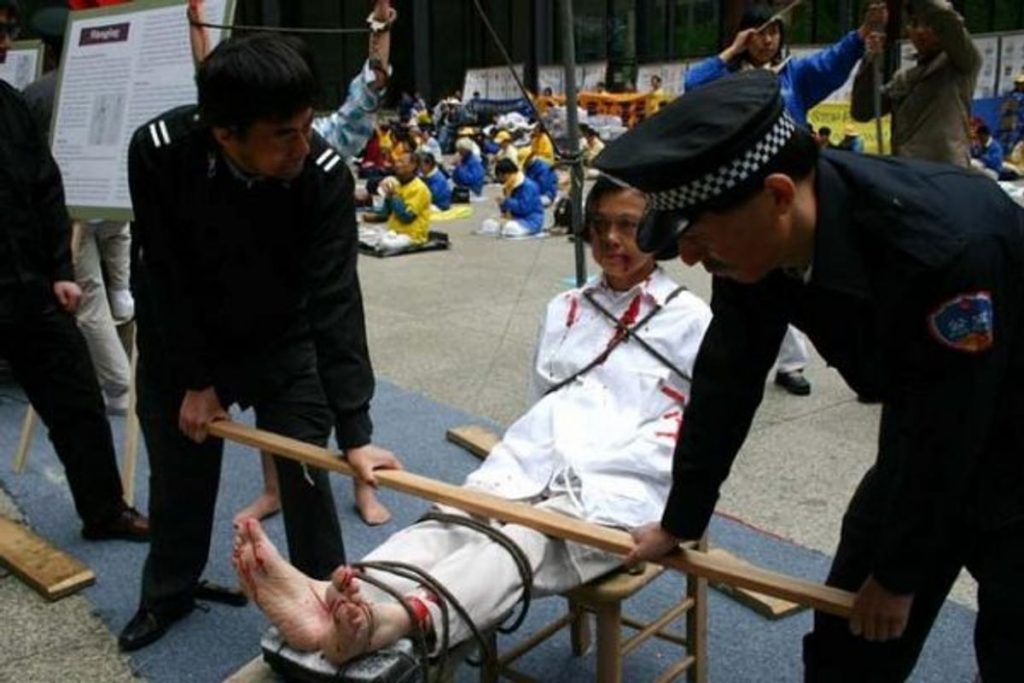 El método de tortura “banco de tigre” utilizado contra cristianos en China.