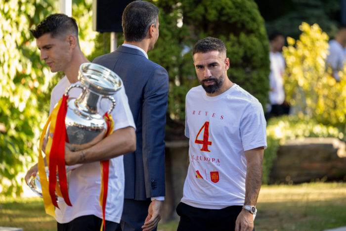 El tono serio de la cara de Carvajal tras recibir le saludo de Sánchez