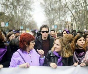 Íñigo Errejón, ejerciendo de hombre 'violeta' en los 8M.